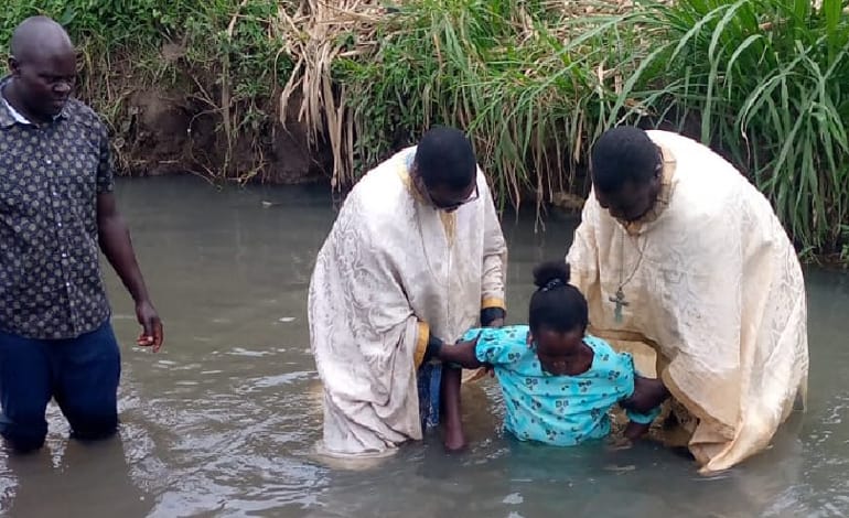 За две недели августа священники Русской Церкви крестили сотни африканцев