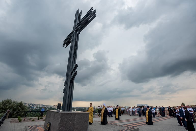 В Белгороде освятили обновленный Крест-памятник на годовщину освобождения города от фашистов