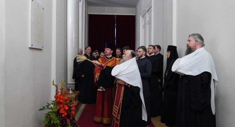 В Петербургской филармонии освятили памятную доску в честь святителя Вениамина (Казанского)