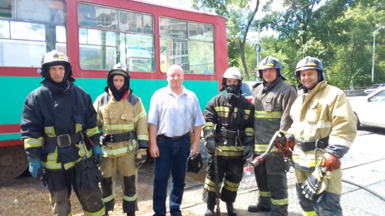 Бывших пожарных не бывает: ветеран МЧС потушил горящий трамвай и спас около 30 человек