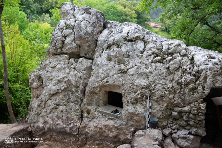 Археологи в Крыму исследовали пещерный храм, а нашли монастырь