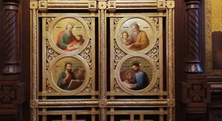 Русскому храму в Венгрии передали копии исторических икон для Царских врат
