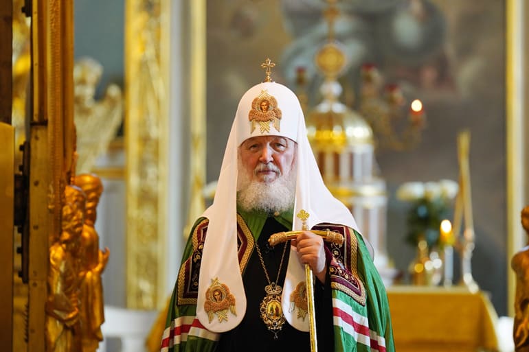 Патриарх Кирилл напомнил, что преодолеть трудности помогает не алкоголь, а крепкая вера