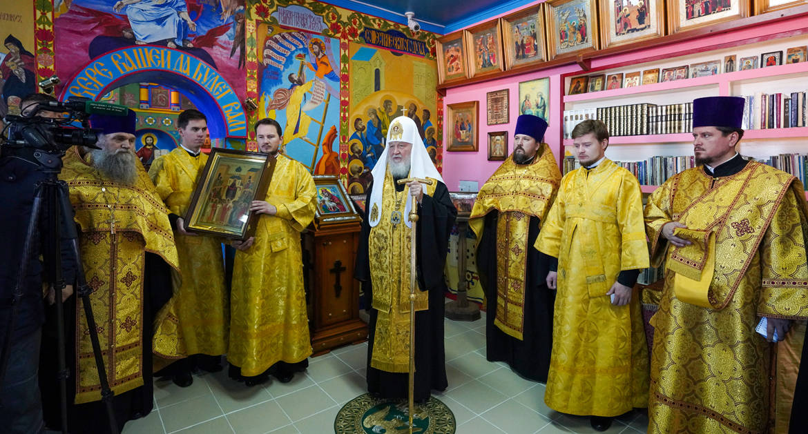 Патриарх Кирилл освятил иконы, написанные заключенным