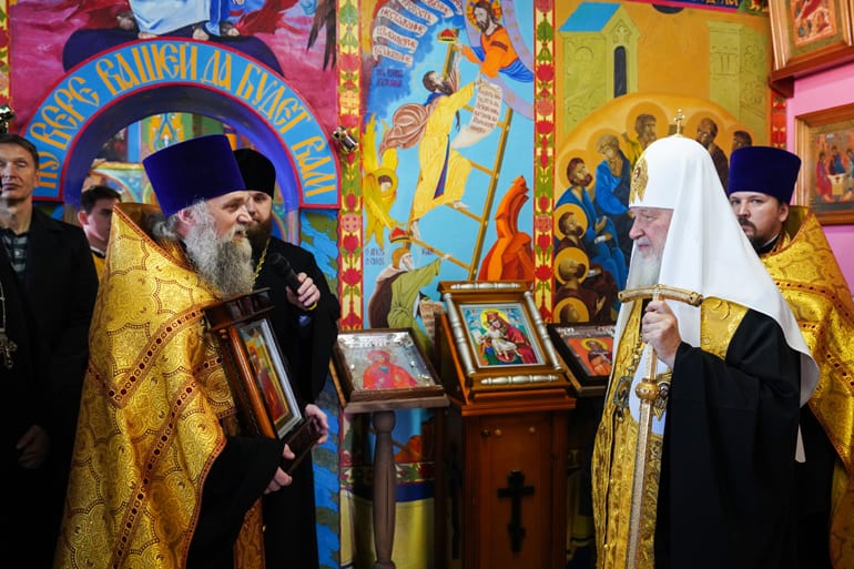 Патриарх Кирилл освятил иконы, написанные заключенным