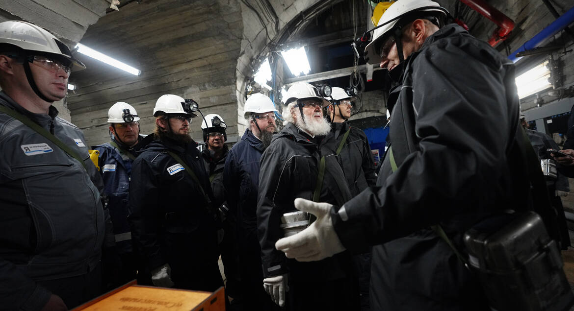 Патриарх Кирилл пообщался с шахтерами на глубине 2 км, назвав их труд героическим