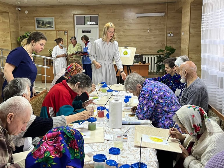 Церковная больница и академия Сергея Андрияки провели уроки акварели в Мариуполе и Мелитополе