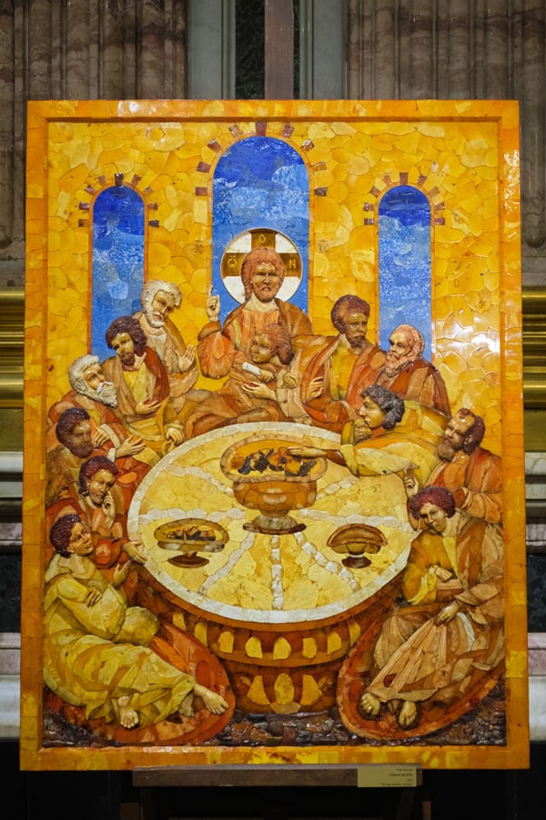 Уникальную икону из янтаря «Тайная вечеря» представили в Петербурге