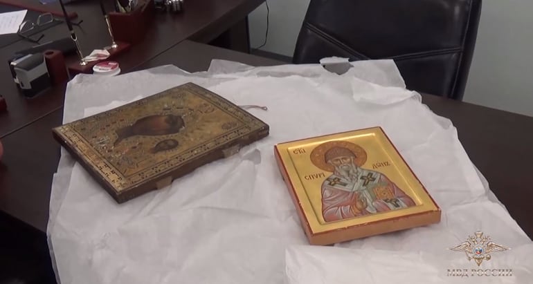 Полицейские отыскали и вернули в храм Петрозаводска похищенные иконы