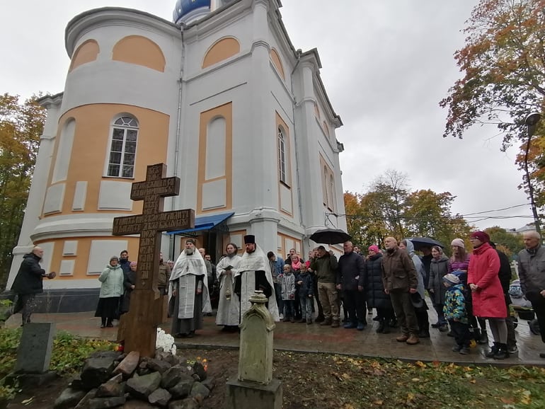 Расстрелянному священнику установили крест-кенотаф у храма в Петрозаводске, где он служил