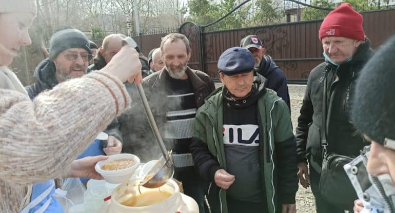 Православные волонтеры в Петрозаводске кормят бездомных горячими обедами