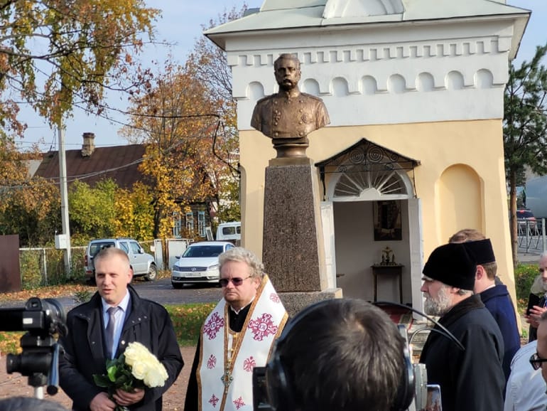 В Мурино воссоздали памятник царю Александру II