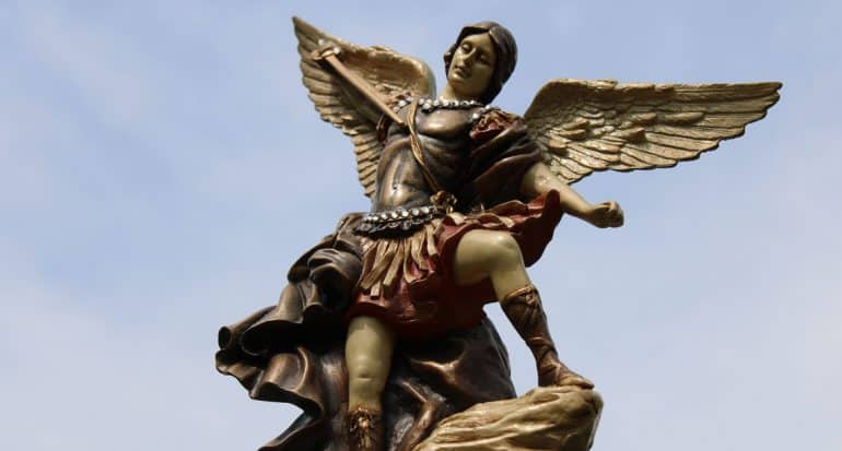В городке на западе Франции сторонникам секуляризма помешала статуя архангела Михаила