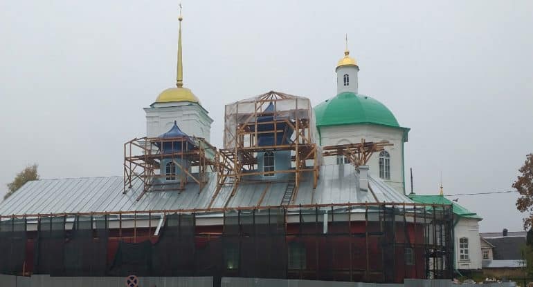 В Печорах отреставрировали 200-летние ступени уникального храма