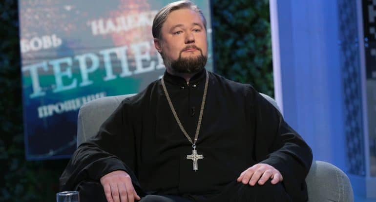 «Становится физически тяжело, потому что человек прожил жизнь, а для чего — не знает», — священник Димитрий Березин