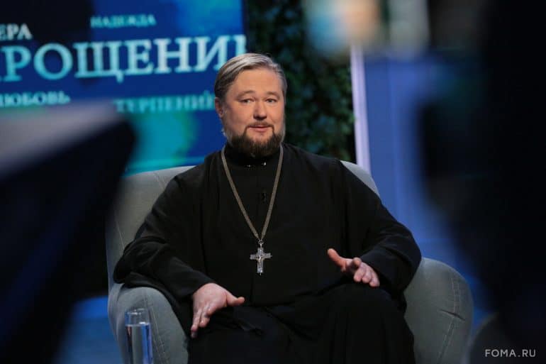 «Становится физически тяжело, потому что человек прожил жизнь, а для чего — не знает», — священник Димитрий Березин