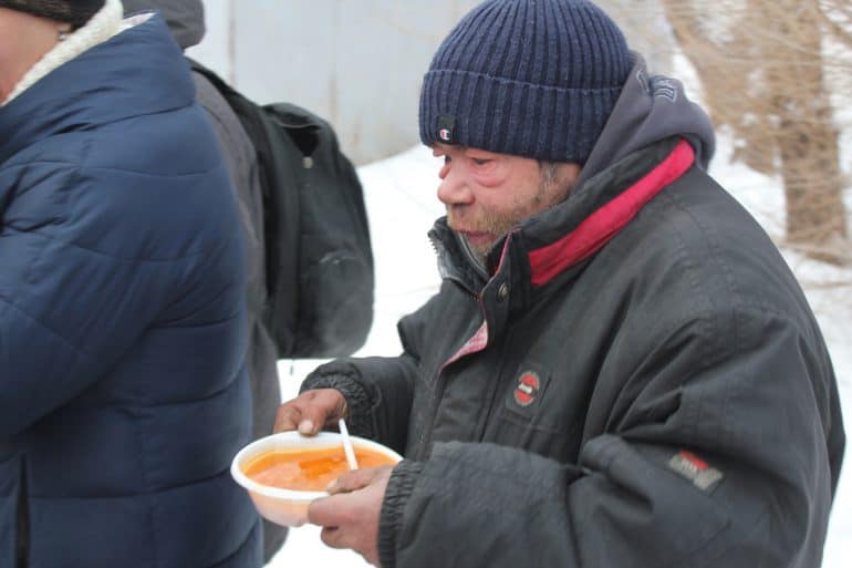 Кто и почему помогает бездомным в Омске