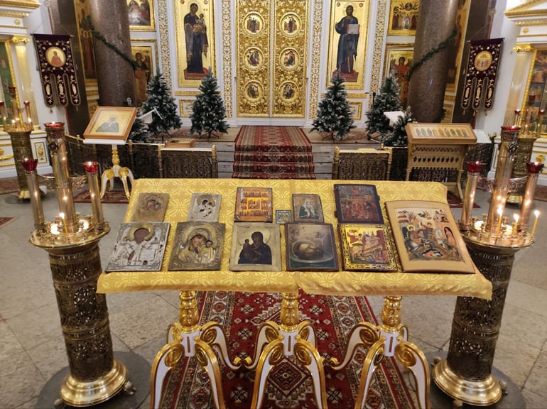 Таможенники спасли от вывоза из России и вернули Церкви 12 икон начала ХХ века