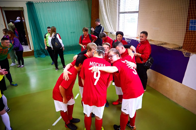 «Победим обязательно!»: в Подмосковье при поддержке Церкви люди с синдромом Дауна сыграли в мини-футбол