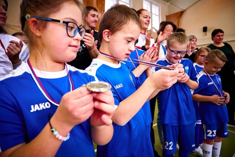 «Победим обязательно!»: в Подмосковье при поддержке Церкви люди с синдромом Дауна сыграли в мини-футбол