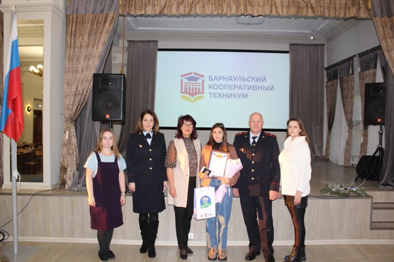 В Барнауле вручили благодарность девушке, спасшей школьника из-под колес автобуса