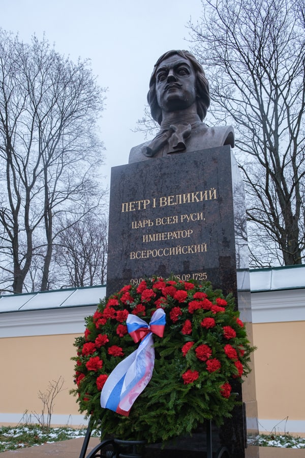 В Александро-Невской лавре открыли памятник ее основателю – Петру I