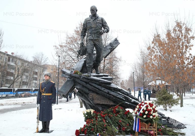 Погибшему экс-главе МЧС России Евгению Зиничеву установили памятник