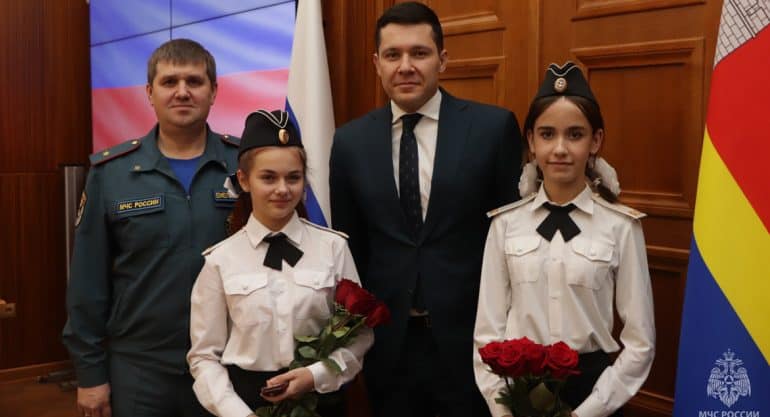 В Калининграде наградили школьниц, спасших из полыньи второклассника