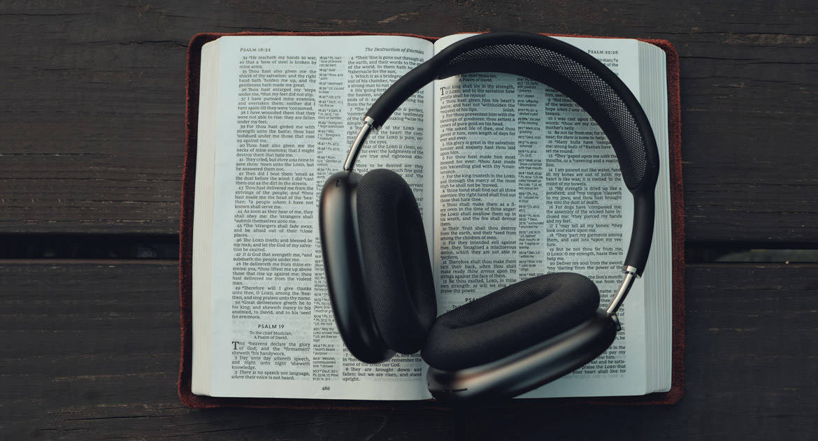Можно ли не читать молитвы, а слушать аудио?