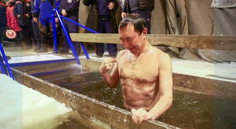 Глава Якутии Айсен Николаев окунулся в крещенскую купель в –53 °С