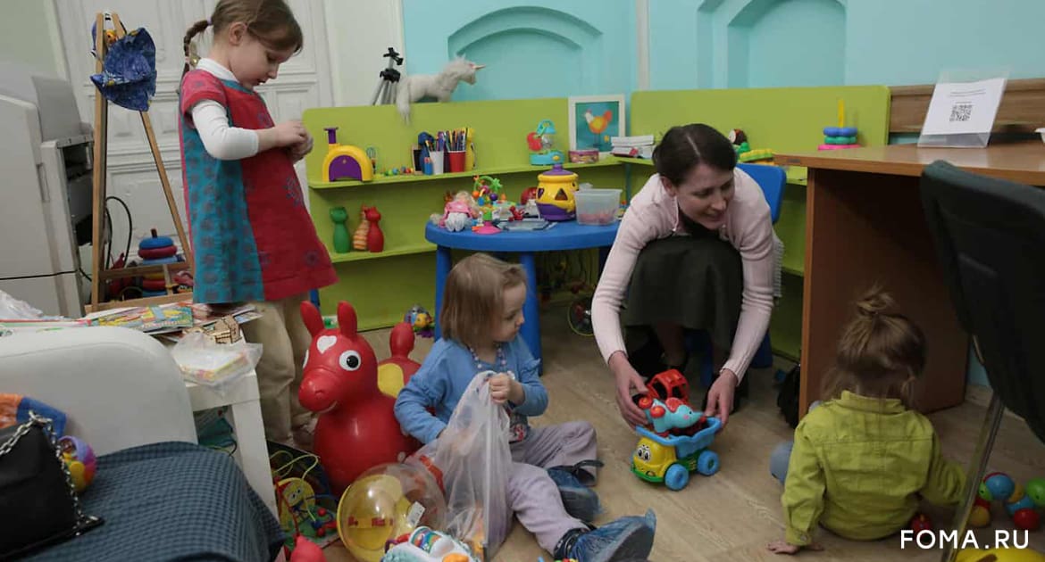 В церковном штабе помощи в Москве с детьми беженцев занимаются 200 волонтеров-репетиторов