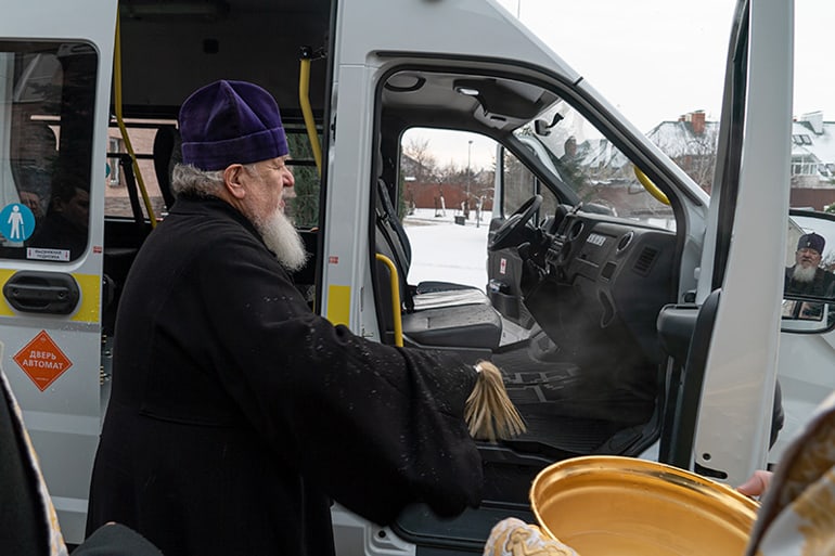 В перевозке маломобильных людей Воронежской епархии поможет новый микроавтобус
