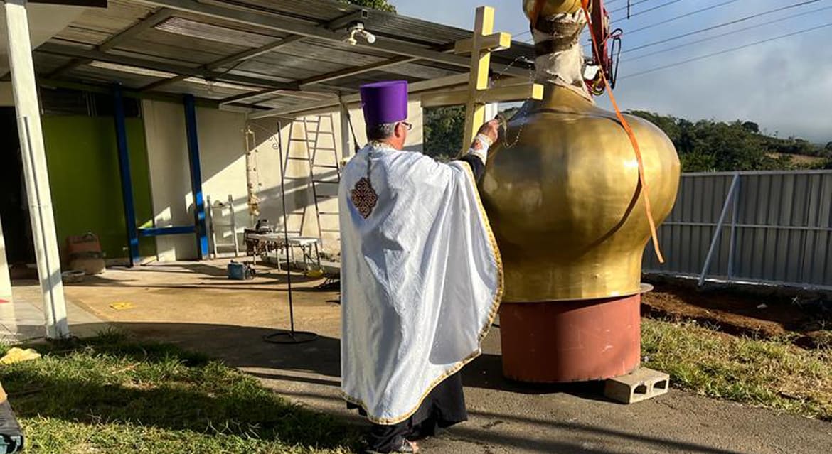 На русский храм в Коста-Рике установили купол с крестом