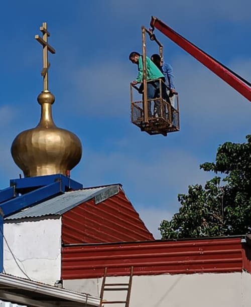 На русский храм в Коста-Рике установили купол с крестом