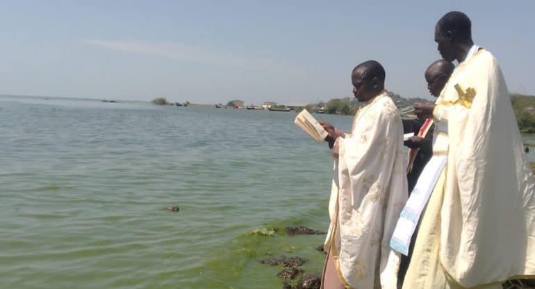 Священники Патриаршего экзархата Африки освятили озеро Виктория, а затем крестили в нем 16 человек