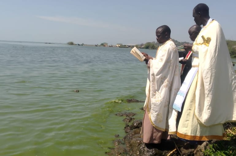 Священники Патриаршего экзархата Африки освятили озеро Виктория, а затем крестили в нем 16 человек