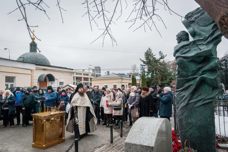В день 85-летия Владимира Высоцкого его память почтили на Ваганьковском кладбище