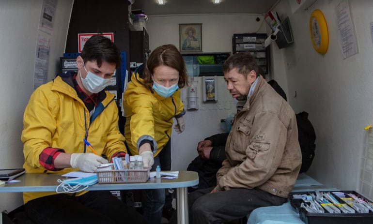 Пять лет врачи-волонтеры «Благотворительной больницы» Петербурга помогают на улицах бездомным: теперь им самим нужна помощь!