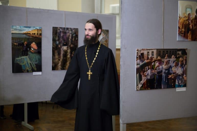 Молитва как эмоция: в домовом храме МГУ открылась необычная фотовыставка