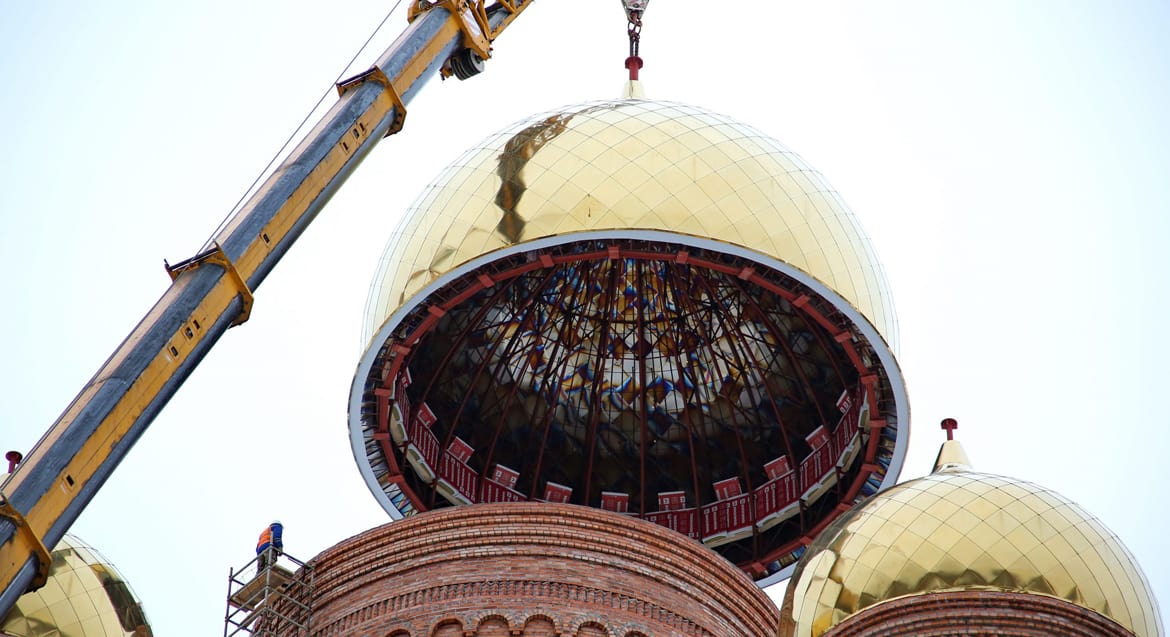 Строители возводят свой дом молитвы: на один из крупнейших храмов Москвы установили 12-тонный купол