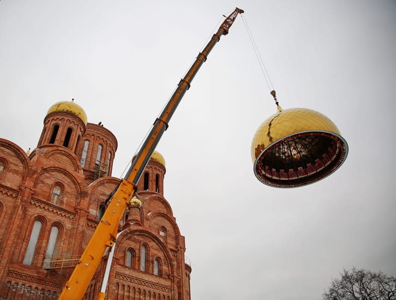 Строители возводят свой дом молитвы: на один из крупнейших храмов Москвы установили 12-тонный купол