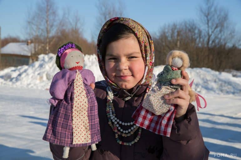 Хороводы и штурм снежного городка: масленица в ярославском селе Давыдово