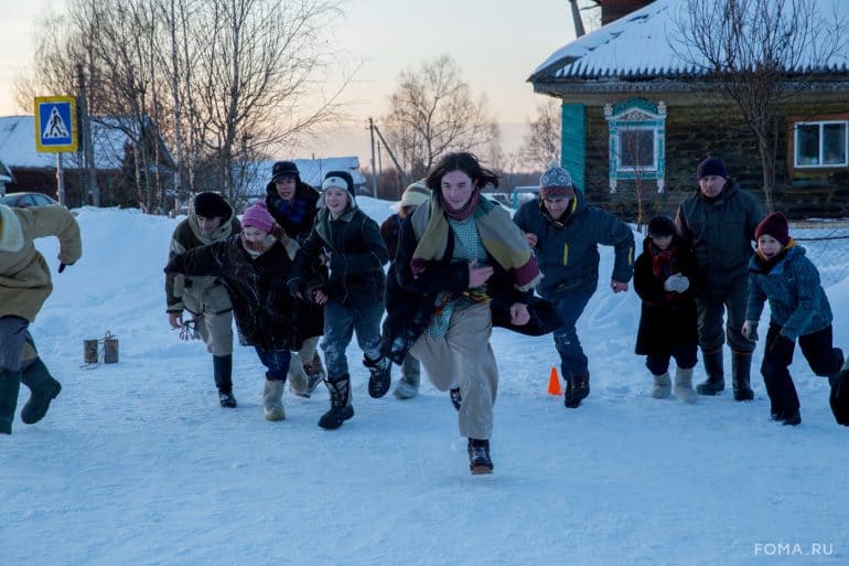 Хороводы и штурм снежного городка: масленица в ярославском селе Давыдово