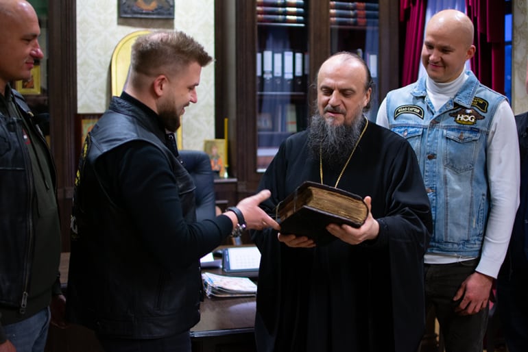 Белорусские байкеры передали Минской духовной академии Псалтирь XVII века