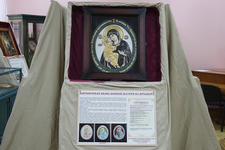 В Минске показывают десятки мраморных образов Жировичской иконы Божией Матери
