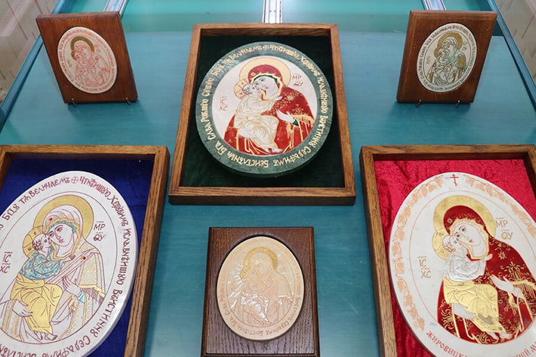 В Минске показывают десятки мраморных образов Жировичской иконы Божией Матери