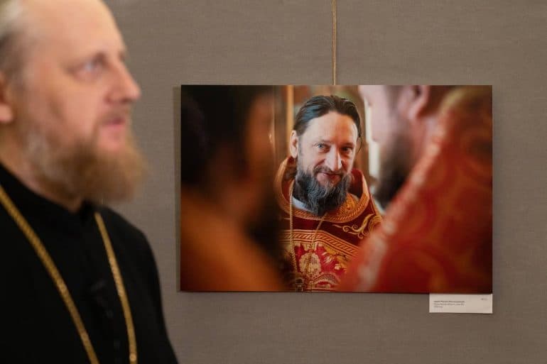 Молитва как эмоция: в домовом храме МГУ открылась необычная фотовыставка