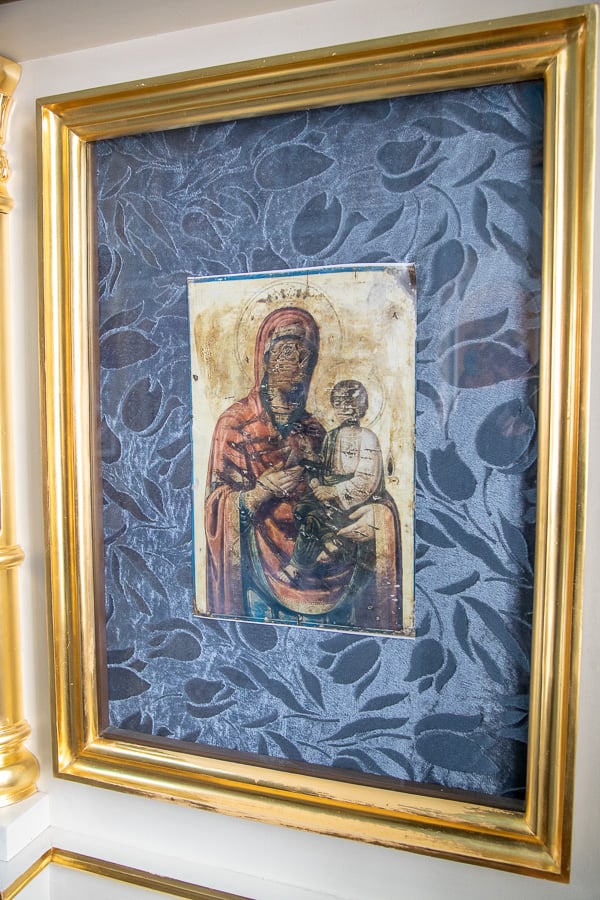 Приходу в Заволжье вернули восстановленную икону, на которой в годы безбожия рубили мясо