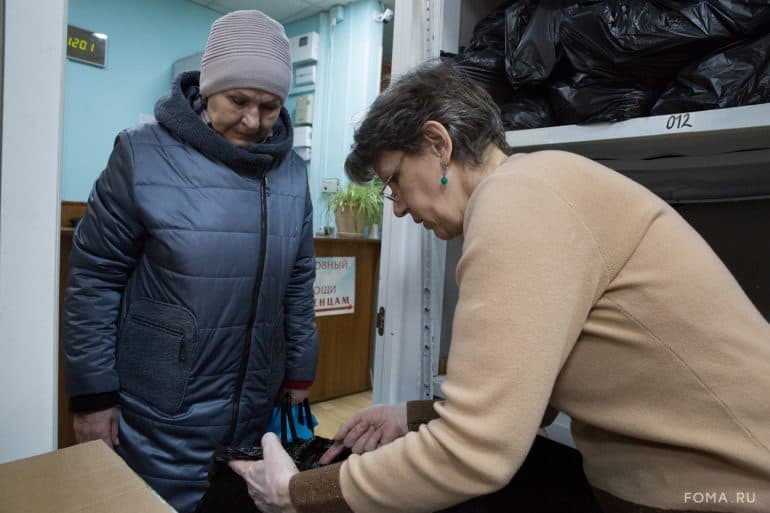 После работы москвичи приходят к нам, чтобы помочь: что я увидела в штабе помощи беженцам