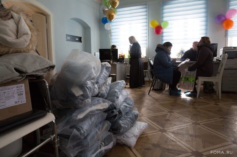 После работы москвичи приходят к нам, чтобы помочь: что я увидела в штабе помощи беженцам